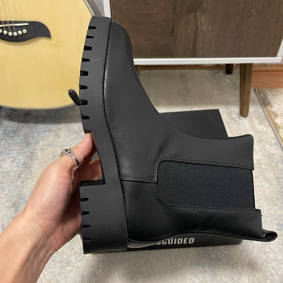 NIB Women’s Size 9 Cleated Sole Essential Chelsea Mid Ankle Boots Triple Black - Picture 12 of 14